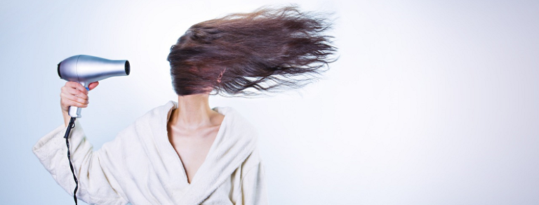 Comment faire un brushing seule ? - Blog Shop Maison