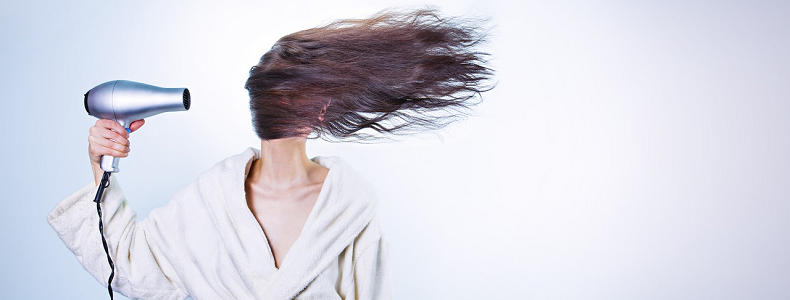 femme avec un seche cheveux