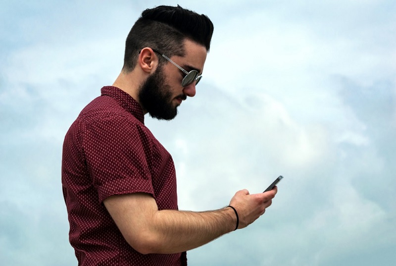 homme avec barbe